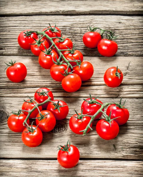 Tomates Frescos Maduros Fundo Madeira — Fotografia de Stock