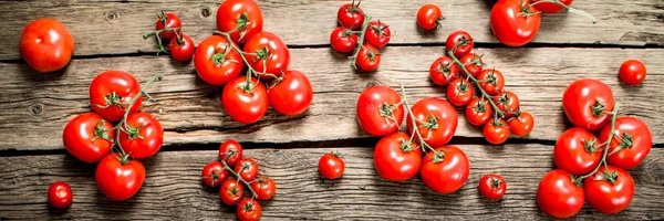 Frische Reife Tomaten Auf Einem Hölzernen Hintergrund — Stockfoto