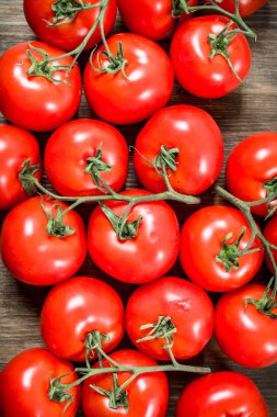 Taze olgun domates. Ahşap bir masaya.