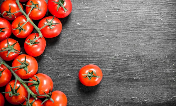 Frische Reife Tomaten Auf Schwarzem Hintergrund — Stockfoto