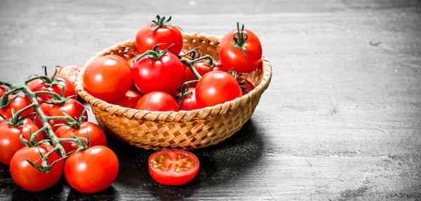 Tomates Frescos Uma Cesta Fundo Preto — Fotografia de Stock