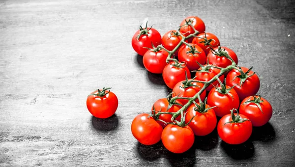Tomates Fraîches Mûres Sur Fond Noir — Photo