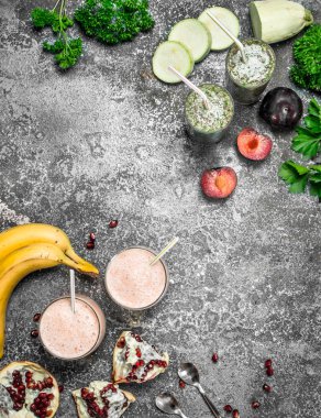 Meyve smoothies. Rustik arka plan üzerinde