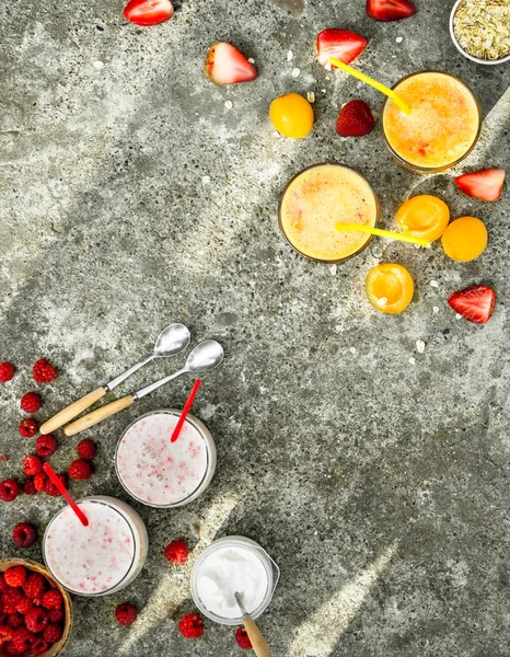 Smoothies Com Bagas Frutas Sobre Fundo Rústico — Fotografia de Stock