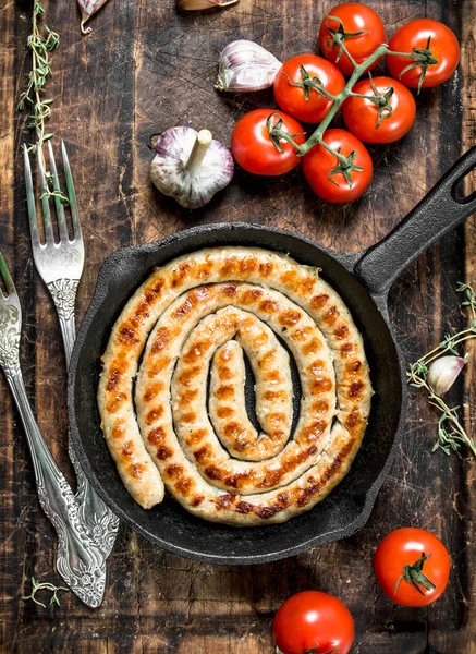 ニンニク トマトとハーブのパンの焼きソーセージ 木製の背景に ストックフォト