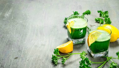 Maydanoz ve limon ile sağlıklı güler yüzlü. Rustik arka plan üzerinde.