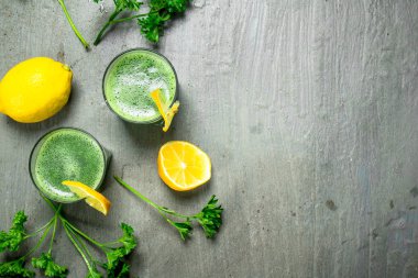 Maydanoz ve limon ile sağlıklı güler yüzlü. Rustik arka plan üzerinde.