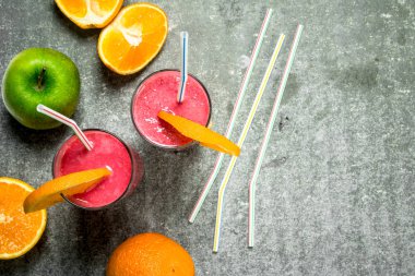 Çilek ile meyve yüzlü. Rustik arka plan üzerinde.