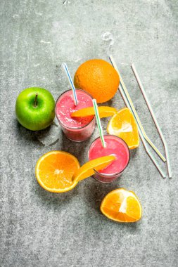 Çilek ile meyve yüzlü. Rustik arka plan üzerinde.