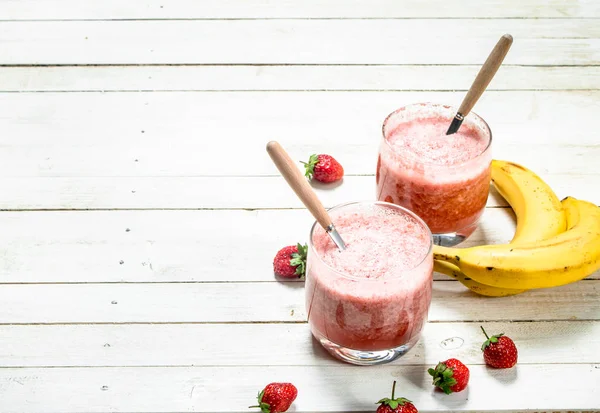 Batido Bayas Con Plátano Sobre Fondo Madera Blanco — Foto de Stock