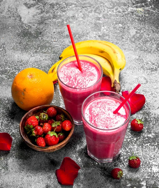 Batido Bayas Con Plátano Pétalos Rosa Sobre Fondo Rústico — Foto de Stock