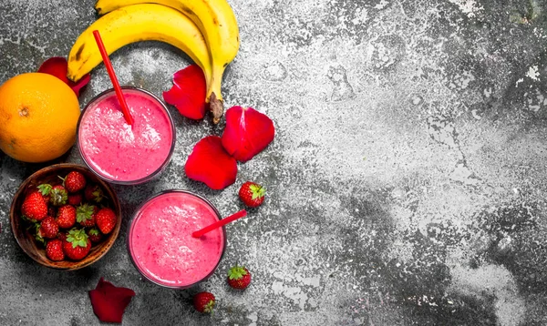 Batido Bayas Con Plátano Pétalos Rosa Sobre Fondo Rústico — Foto de Stock