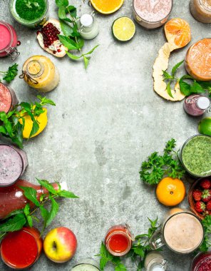 Sağlıklı meyve ve sebze smoothies. Rustik arka plan üzerinde.