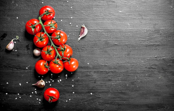 Ώριμες Ντομάτες Σκόρδο Και Αλάτι Μαύρο Φόντο — Φωτογραφία Αρχείου