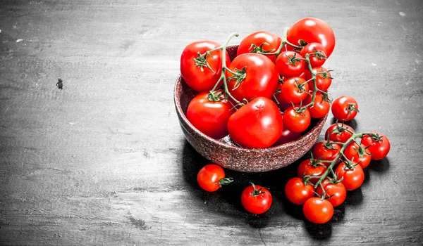 Reife Tomaten Einer Schüssel Auf Schwarzem Hintergrund — Stockfoto