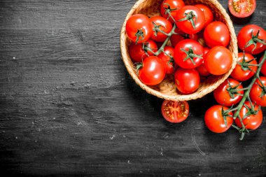 Sepet içinde taze domates. Siyah arka plan üzerine.