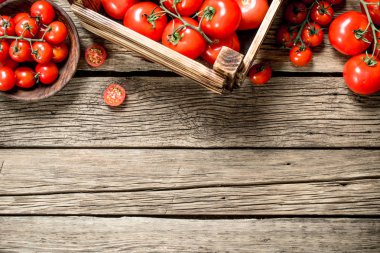 Olgun domates mezarda. Ahşap bir masaya.
