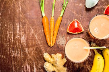 Taze meyve yüzlü. Rustik arka plan üzerinde