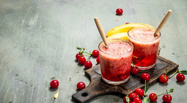 Batido Bayas Con Plátano Sobre Fondo Rústico —  Fotos de Stock