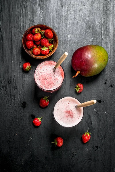 Batido Bayas Con Fruta Sobre Fondo Negro — Foto de Stock