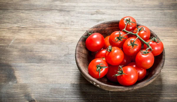 Tomates Maduros Uma Tigela Uma Mesa Madeira — Fotografia de Stock