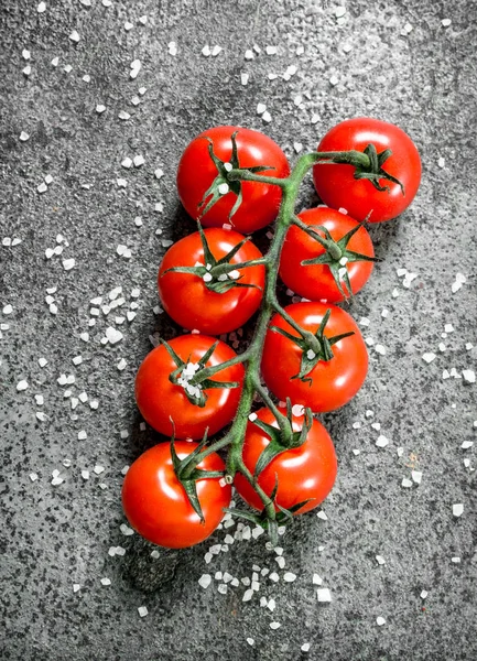 Świeże Dojrzałe Pomidory Tle Rustykalnym — Zdjęcie stockowe