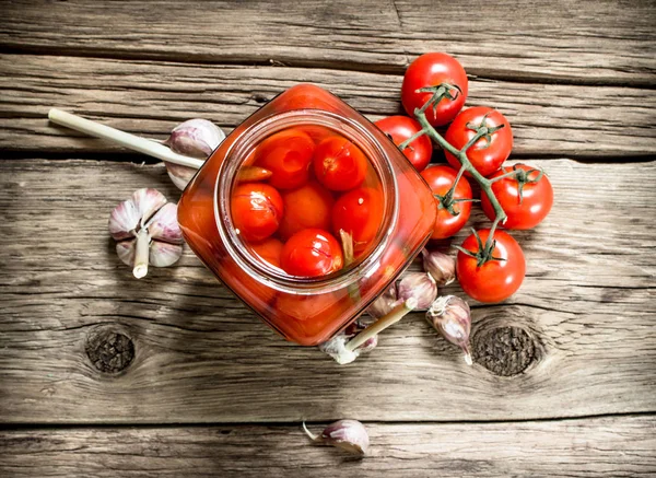 유리에 절인된 토마토와 마늘과 항아리 — 스톡 사진