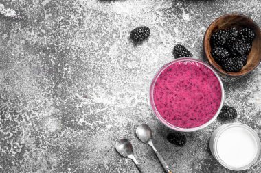 Taze berry güler yüzlü. Rustik arka plan üzerinde