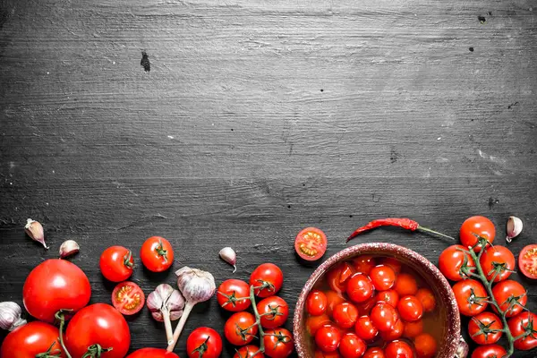 Τουρσί Ντομάτες Ένα Μπολ Μαύρο Φόντο — Φωτογραφία Αρχείου