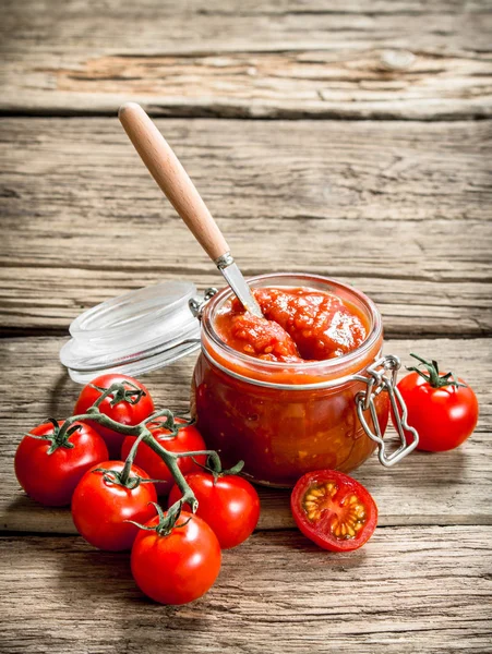 Tomatensauce Glas Mit Frischen Tomaten Auf Einem Hölzernen Hintergrund — Stockfoto