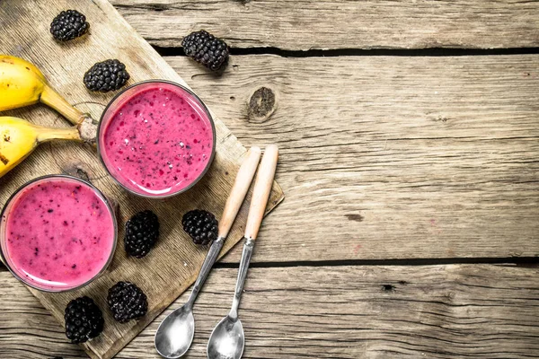 BlackBerry taze yüzlü. Ahşap bir masaya.