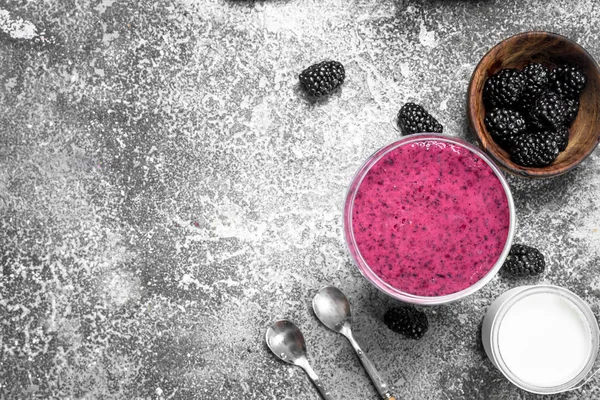 Taze berry güler yüzlü. Rustik arka plan üzerinde