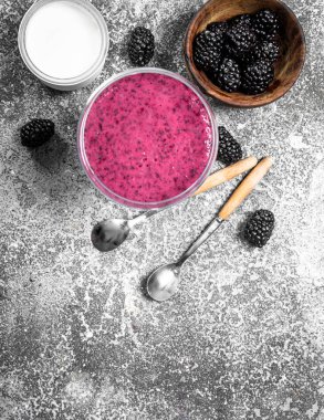 Taze berry güler yüzlü. Rustik arka plan üzerinde