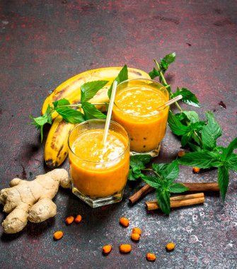 Deniz topalak smoothie muz ve nane ile. Rustik arka plan üzerinde.