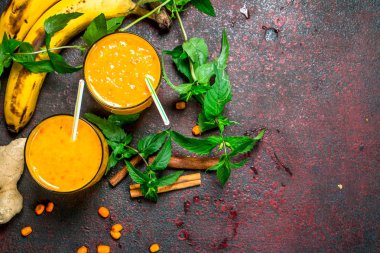 Deniz topalak smoothie muz ve nane ile. Rustik arka plan üzerinde.