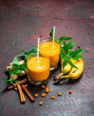 Deniz topalak smoothie muz ve nane ile. Rustik arka plan üzerinde.