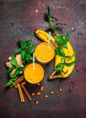 Deniz topalak smoothie muz ve nane ile. Rustik arka plan üzerinde.