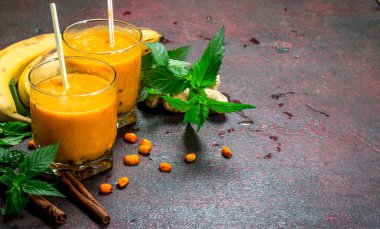 Deniz topalak smoothie muz ve nane ile. Rustik arka plan üzerinde.