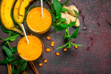 Deniz topalak smoothie muz ve nane ile. Rustik arka plan üzerinde.