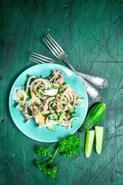 Salata, kalamar, salatalık ve Yeşiller. Rustik arka plan üzerinde.