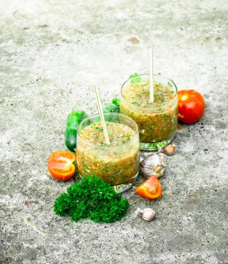 Bardaklarda sebze güler yüzlü. Rustik arka plan üzerinde.