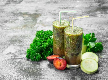 Bardaklarda sebze güler yüzlü. Rustik arka plan üzerinde.