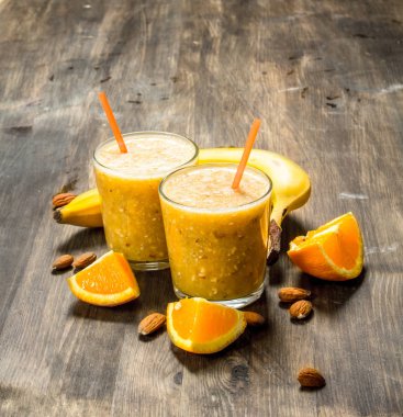 Meyve yüzlü gözlük. Ahşap bir arka plan üzerinde.