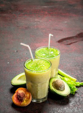 Meyve yüzlü gözlük. Rustik arka plan üzerinde.