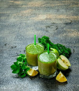 Meyve yüzlü gözlük. Rustik arka plan üzerinde.