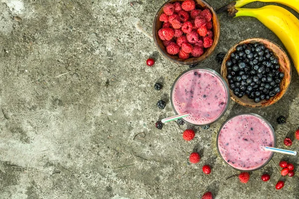 Batido Bagas Copos Sobre Fundo Rústico — Fotografia de Stock