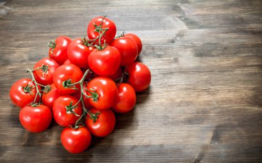 Taze olgun domates. Ahşap bir masaya.