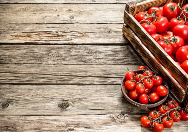 Olgun domates mezarda. Ahşap bir masaya.