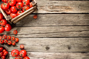 Olgun domates mezarda. Ahşap bir masaya.