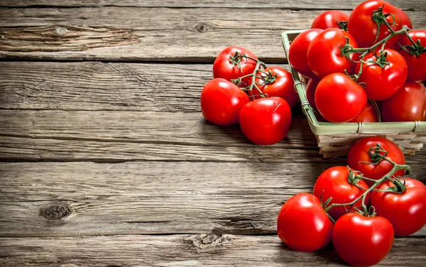 Tomates Maduros Uma Cesta Fundo Madeira — Fotografia de Stock